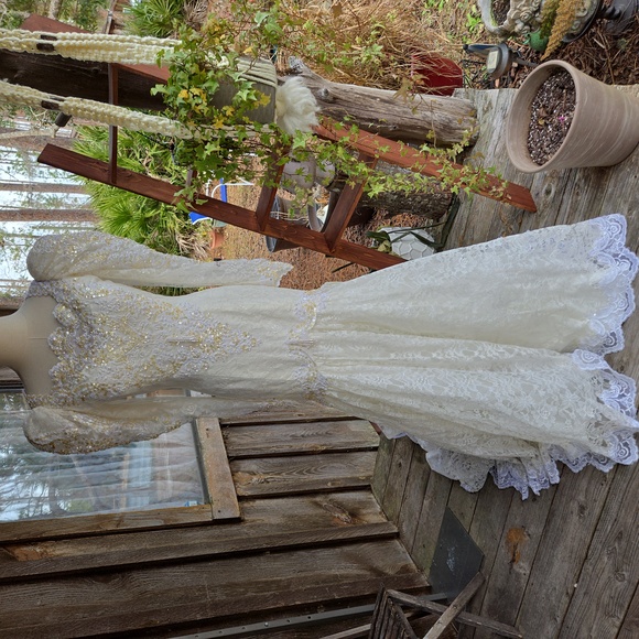 Nation-Wide cream vintage wedding dress with semi cathedral train - Picture 1 of 17
